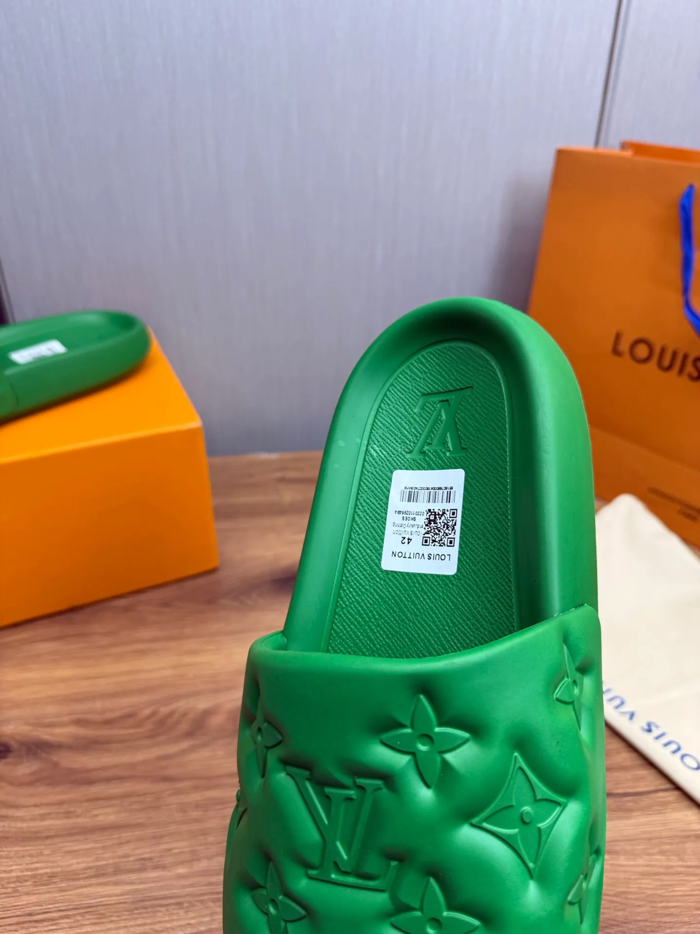 Men's shoes 💰260💰 ▪️LV's popular Little Red Book popular slippers hot sale: 1 shipment✅ Super textured and comfortable slippers, original TPU outsole. Authentic counter box drawer box packaging 🎁Size 38-45